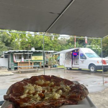 Hana Maui Pizza - Pepperoni and pineapple pizza - Pizza Near Me Hana Maui Pizza - Pepperoni and pineapple pizza - Pizza Near Me