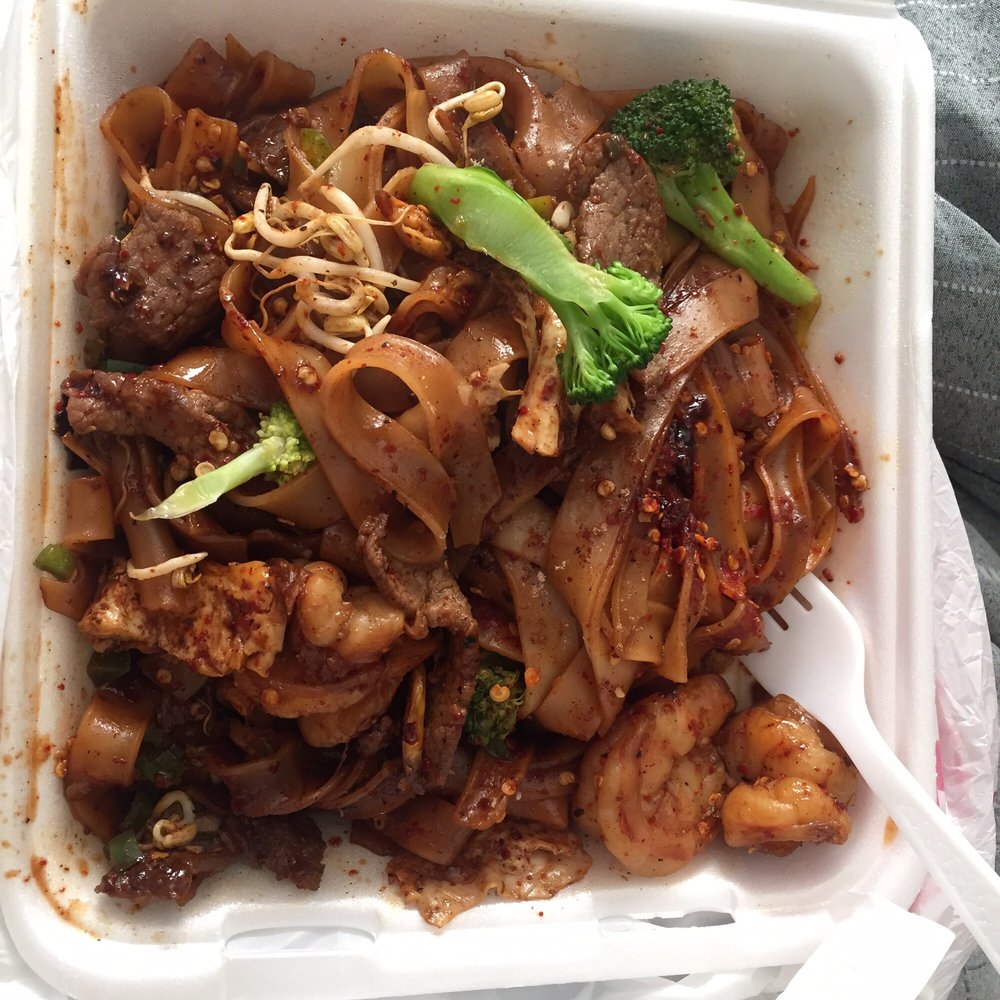 Pad see ew with beef and shrimp (spicy/hot) Pad see ew with beef and shrimp (spicy/hot)