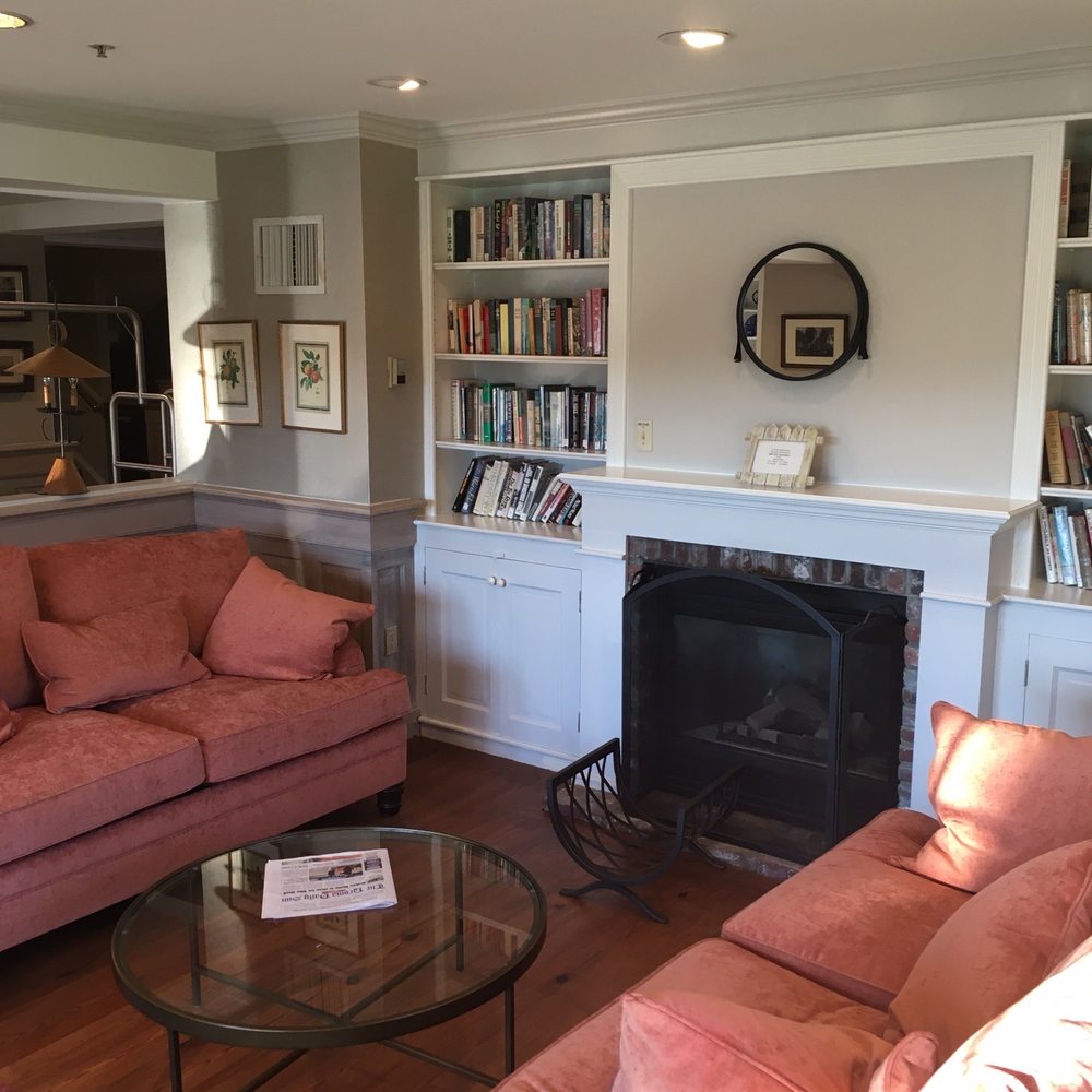 Chase House At Mill Falls - The gathering lounge/lobby with fireplace - Hotels Near Me - Meredith, New Hampshire