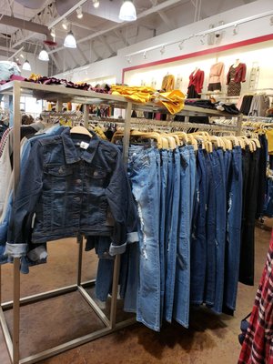 Q-store  Q - CLOSED - Updated July 2025 - 19 Photos - 670 Spectrum