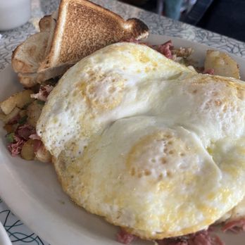 Westerville Grill - Corned Beef Hash & Eggs - American Near Me - Westerville, Ohio