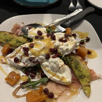 Carlos And Carlos - Burrata cheese appetizer - Italian Near Me - Wilmette, Illinois Carlos And Carlos - Burrata cheese appetizer - Italian Near Me - Wilmette, Illinois