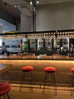 WEIN & CO Wien Stephansplatz – Weinbar & Flagshipstore by null