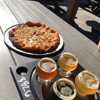 Maine Beer - Lunch, Dinner, Black Barn #26, Fall and a cheese pizza - Breweries Near Me - Freeport, Maine