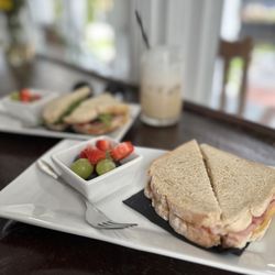 The Scott - Gouda ham sandwich  and fruit