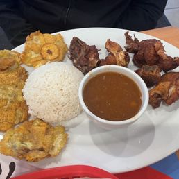 Chicharron De Pollo Con Tostones