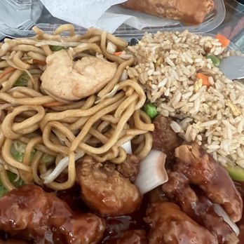 Lee’s Chinese Restaurant - I order the sweet and sour chicken nice crunchy chicken plate B comes with a egg roll - Chinese Near Me - Manteca, California