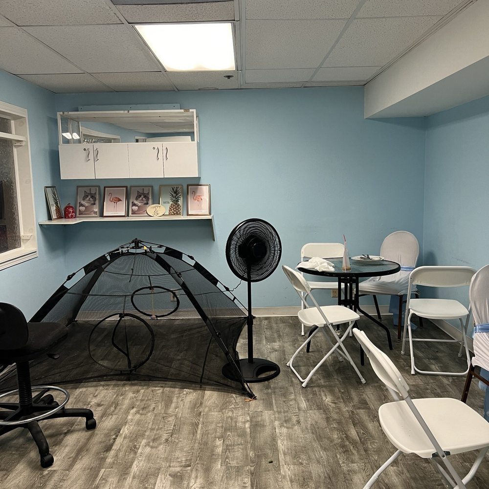Sweet Corner Cafe - Small room with 3 tables to dine in - Comfort Food Near Me - Aiea, Hawaii Sweet Corner Cafe - Small room with 3 tables to dine in - Comfort Food Near Me - Aiea, Hawaii