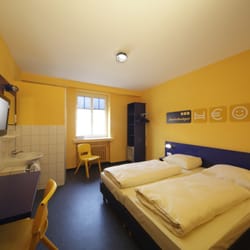 Bed'nBudget Expo-Hostel - Zimmerbeispiel: Doppelzimmer mit Dusche + Waschtisch, Flat-TV, Schreibtischplatte, mehreren Steckdosen, Ice-Cube im BednBudget,