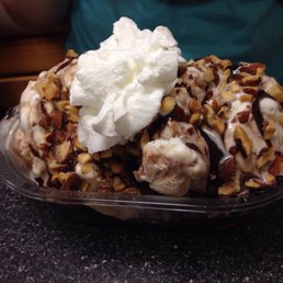 Mint cookie bundt cake sundae Mint cookie bundt cake sundae