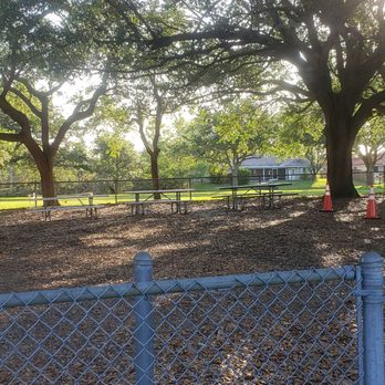 Jacaranda Lakes Park - Picnic area - Parks Near Me - Plantation, Florida