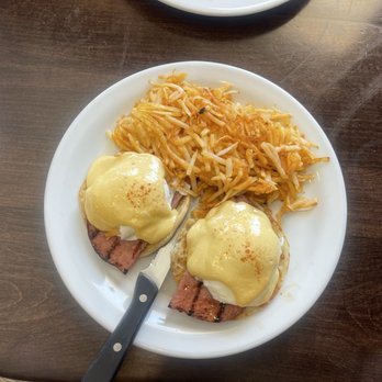 Aragon House Cafe - Eggs Benedict & hashbrowns - Breakfast & Brunch Near Me - Bellflower, California