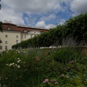 Schloss Köpenick - Blick aus dem Garten auf das Schloss - Landmarks & Historical Buildings Near Me - Berlin, BE Schloss Köpenick - Blick aus dem Garten auf das Schloss - Landmarks & Historical Buildings Near Me - Berlin, BE