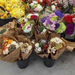 Dave & Charlotte's No Frills - Holiday florals