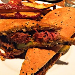Dandy - Hot pastrami con batatas fritas