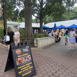 Great selection of food trucks and venues for drinks , food and ice cream Great selection of food trucks and venues for drinks , food and ice cream