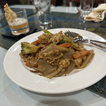 Bangkok Noi Thai Cuisine - Pad see ew - Thai Near Me - Gloucester, Virginia