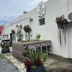 The Watering Hole - Bakyard seating area