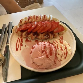 Project Seoul - Strawberry Croffle - Desserts Near Me - Toronto, Ontario Project Seoul - Strawberry Croffle - Desserts Near Me - Toronto, Ontario