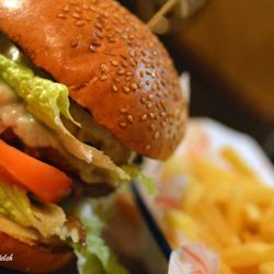 Paglia e Fieno - Burger with provolone dolce cheese, red onion caramel, crispy salad with french fries - Paglia e Fieno