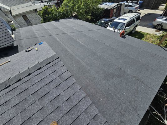 The Valle Roofing Logo