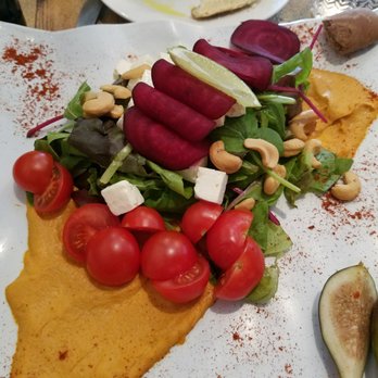 Mama Bistro - Hummus, feta, figs, cashews - Mediterranean Near Me - Seville, SE