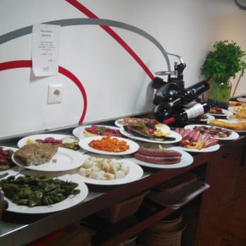 Cafe Cleos - Difícil elección escoger el almuerzo entre tantas opciones - Cafeteria Near Me - Burjassot, V