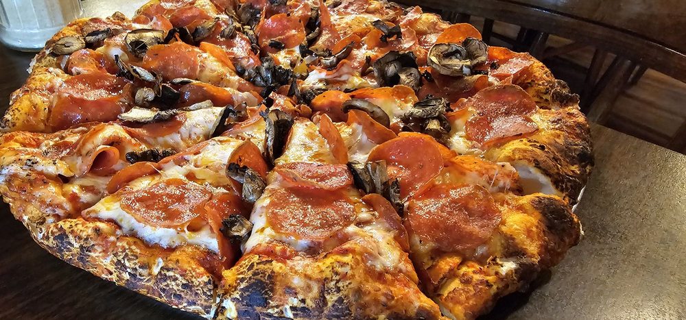 Ike's Pizza Logo