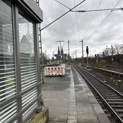 Bahnhof Köln Messe/Deutz - Blick vom Bahnsteig auf den Kölner Dom