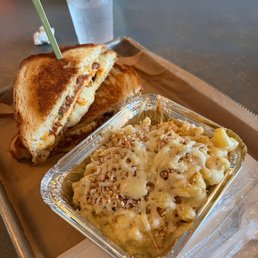 Creamy Gouda Mac N Cheese, Buffalo Chicken Melt Creamy Gouda Mac N Cheese, Buffalo Chicken Melt