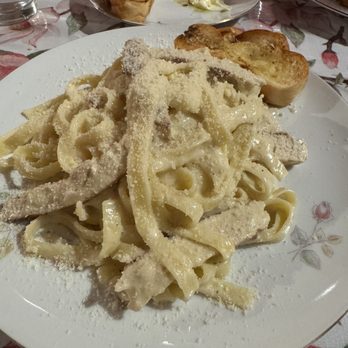Vida Cafe - Alfredo pasta and garlic bread. - Italian Near Me - Fort Worth, Texas Vida Cafe - Alfredo pasta and garlic bread. - Italian Near Me - Fort Worth, Texas