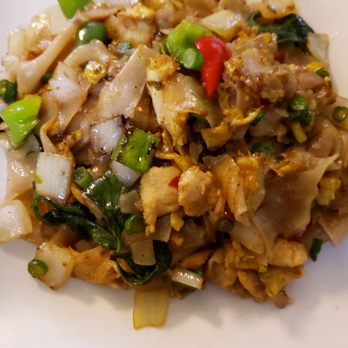 Noodle N Thai - Pad Kee Mao - all onion and bell peppers, no tomatoes. Basil was good. - Thai Near Me - Springfield, Oregon