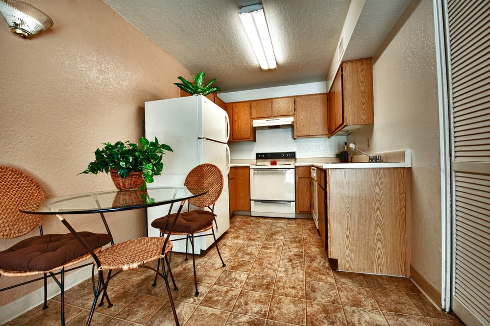 VILLAS AT ROGER ROAD APARTMENTS Updated June 2024 3985 N Stone Ave