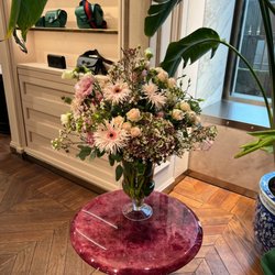 Gucci - fresh flowers throughout