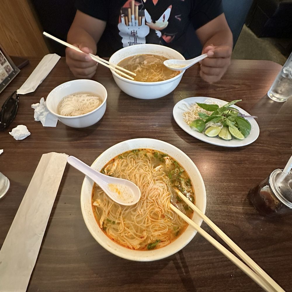 ViVi Pho Arapahoe - Medium chicken broth pho and large beef n brisket broth plus extra noodles - Vietnamese Near Me - Centennial, Colorado ViVi Pho Arapahoe - Medium chicken broth pho and large beef n brisket broth plus extra noodles - Vietnamese Near Me - Centennial, Colorado