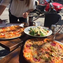 Sieht leckerer aus, als es ist. Die Pizza schmeckt jedes Mal nach Teig. (sieht man bei näherem Achten.)
