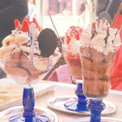 Eiscafé Venezia - Links: Bananadream Rechts: Schokobecher