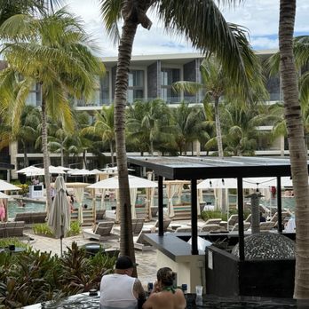 TRS Coral - Swim up view - Hotels Near Me - Cancún, ROO