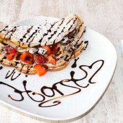 Waffel Dream - Waffel mit Banane & Erdbeer, dunkler Schokosauce und Jogurette