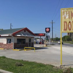 Vinton's Donuts - The exterior.