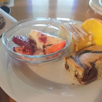 Wirtshaus Velbert - Als Dessert kleine Kuchen und Quark Creme mit frischen Erdbeeren. Wie immer gut. - Restaurants Near Me - Velbert, NW