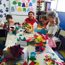 Liceo de la Lengua - Making piñatas