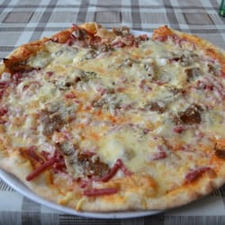Hansini - Normaalikokoinen pizza. Niinpä. Perhepizza tuodaan tarjolle varmaankin kuorma-auton lavalla.