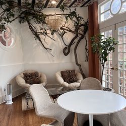 Swann House - Solarium where guests can have breakfast--overlooks the adorable pool