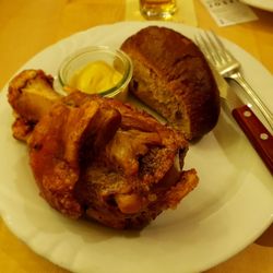 Wirtshaus JOSEF - Grillhaxe, knusprig und lecker.