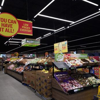 ALDI - a produce section of a grocery store - Grocery Near Me - Louisville, Kentucky