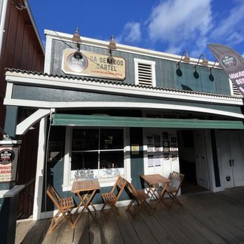 Da Seafood Cartel - Outside patio - Seafood Near Me - Haleiwa, Hawaii