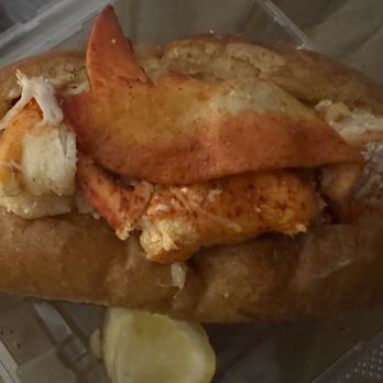 Fat Cheeks Hawaii - Buttered Lobster Roll - Sandwiches Near Me - Honolulu, Hawaii