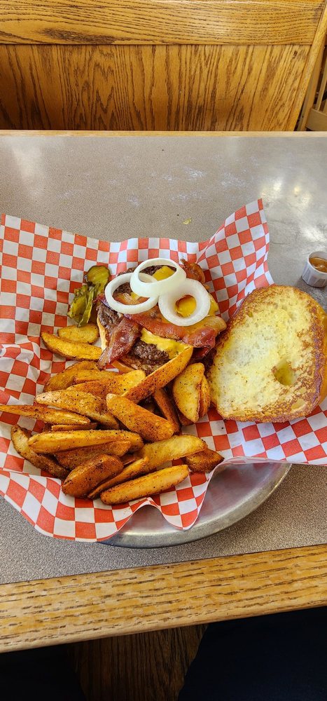 Fuddruckers Logo