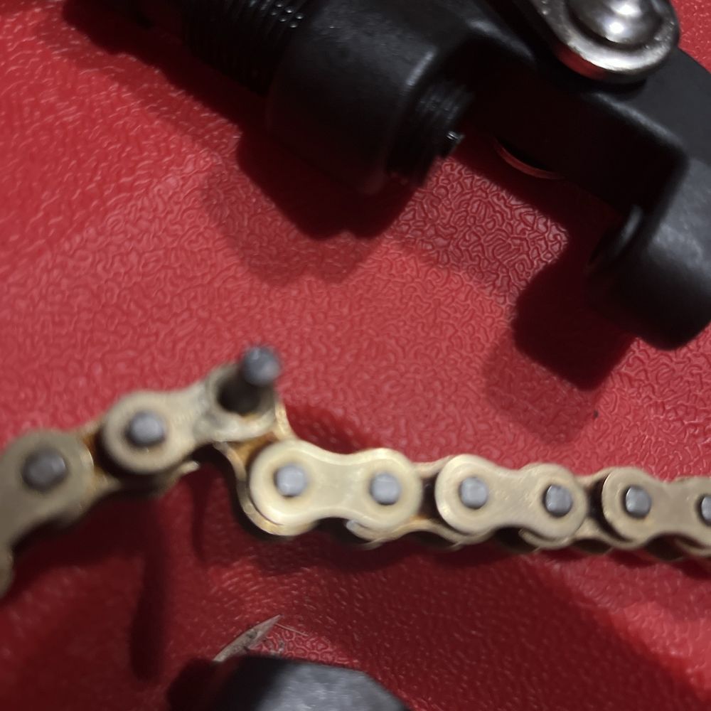 Broken chain breaker